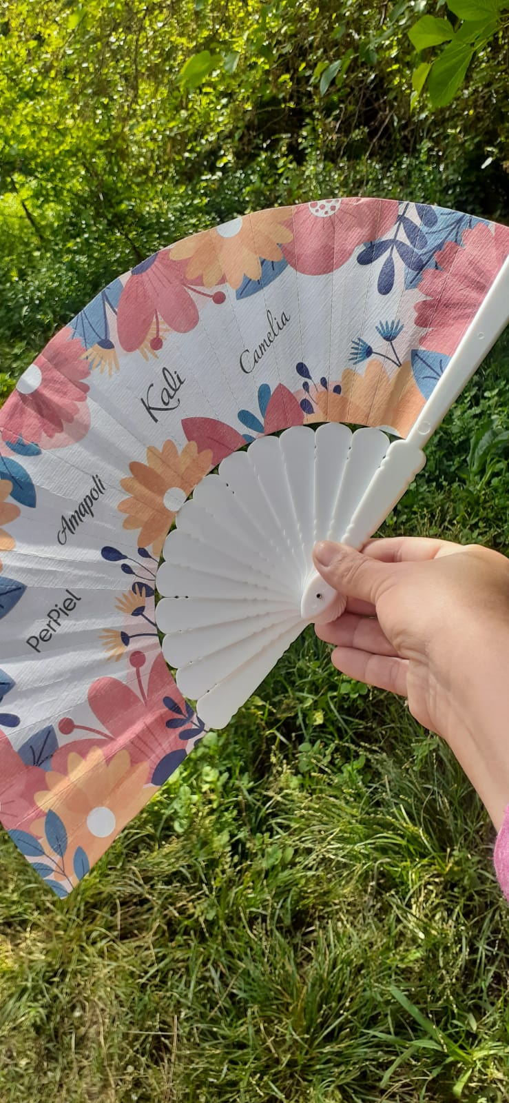 Abanico español con diseño floral vibrante